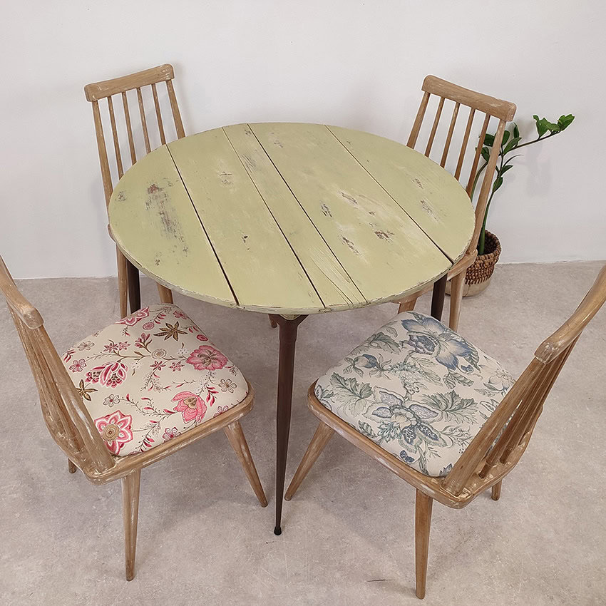 mesa y sillas restauradas